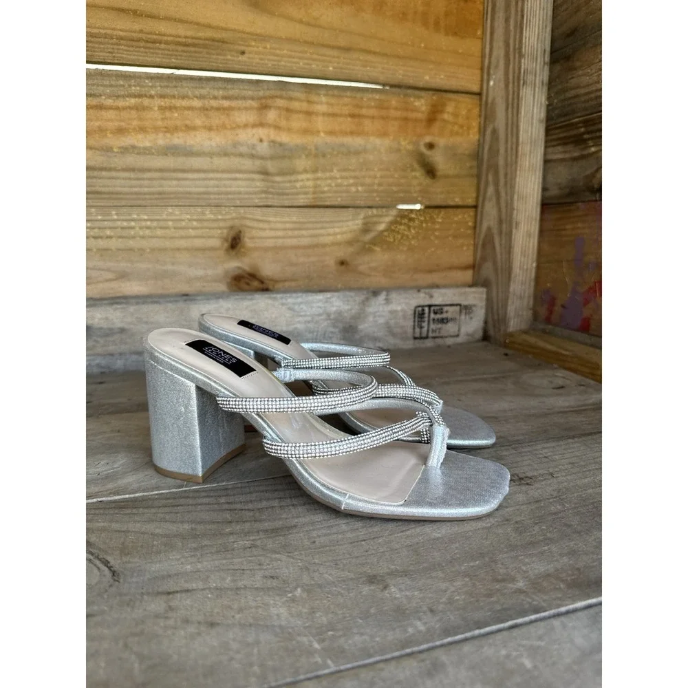 Jones New York Earon Sandals heels~size 7.5 Silver Dressy Heels Chunk Heel CUTE!